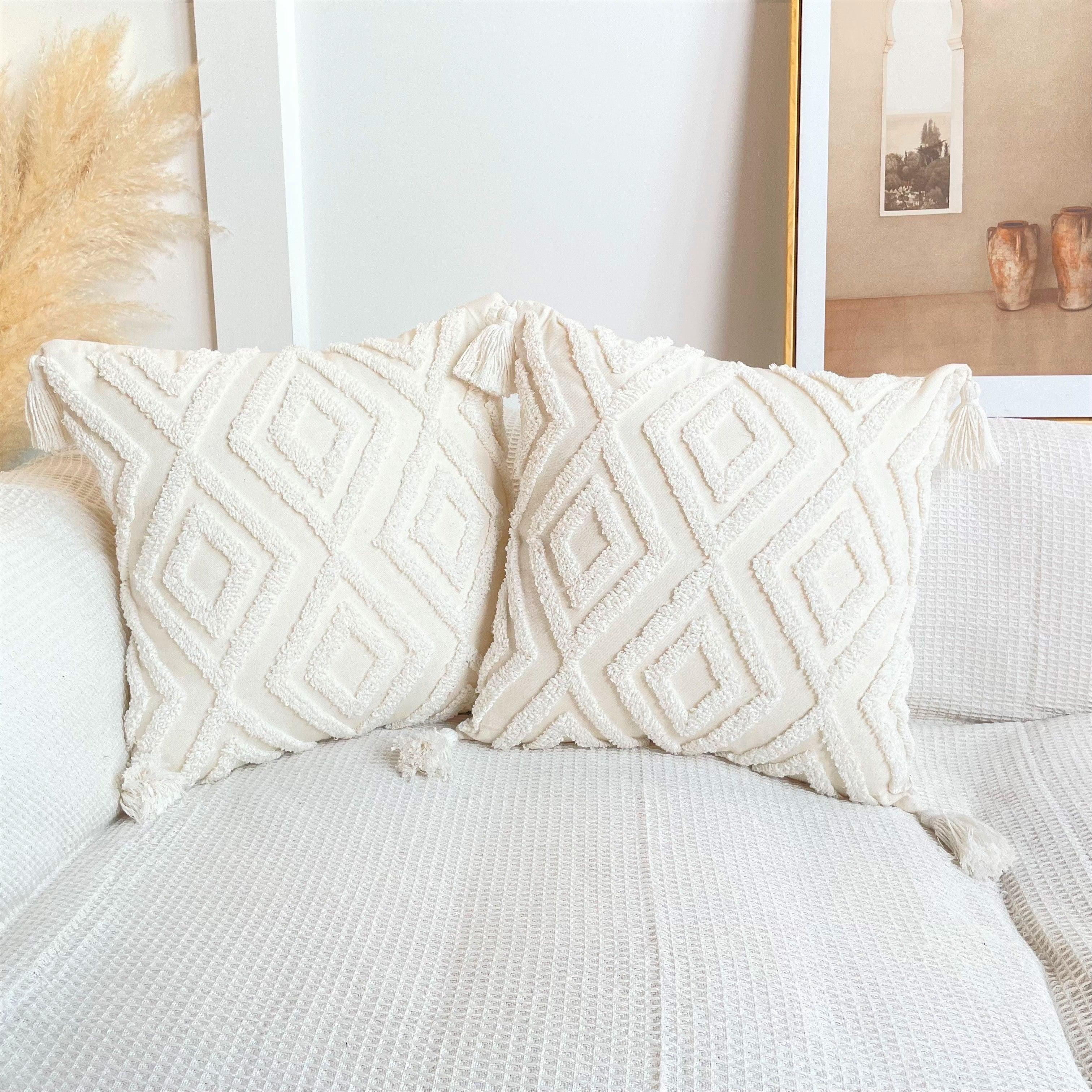 Rustic bohemian-style pure cotton cushion cover with tufted pattern and tassels