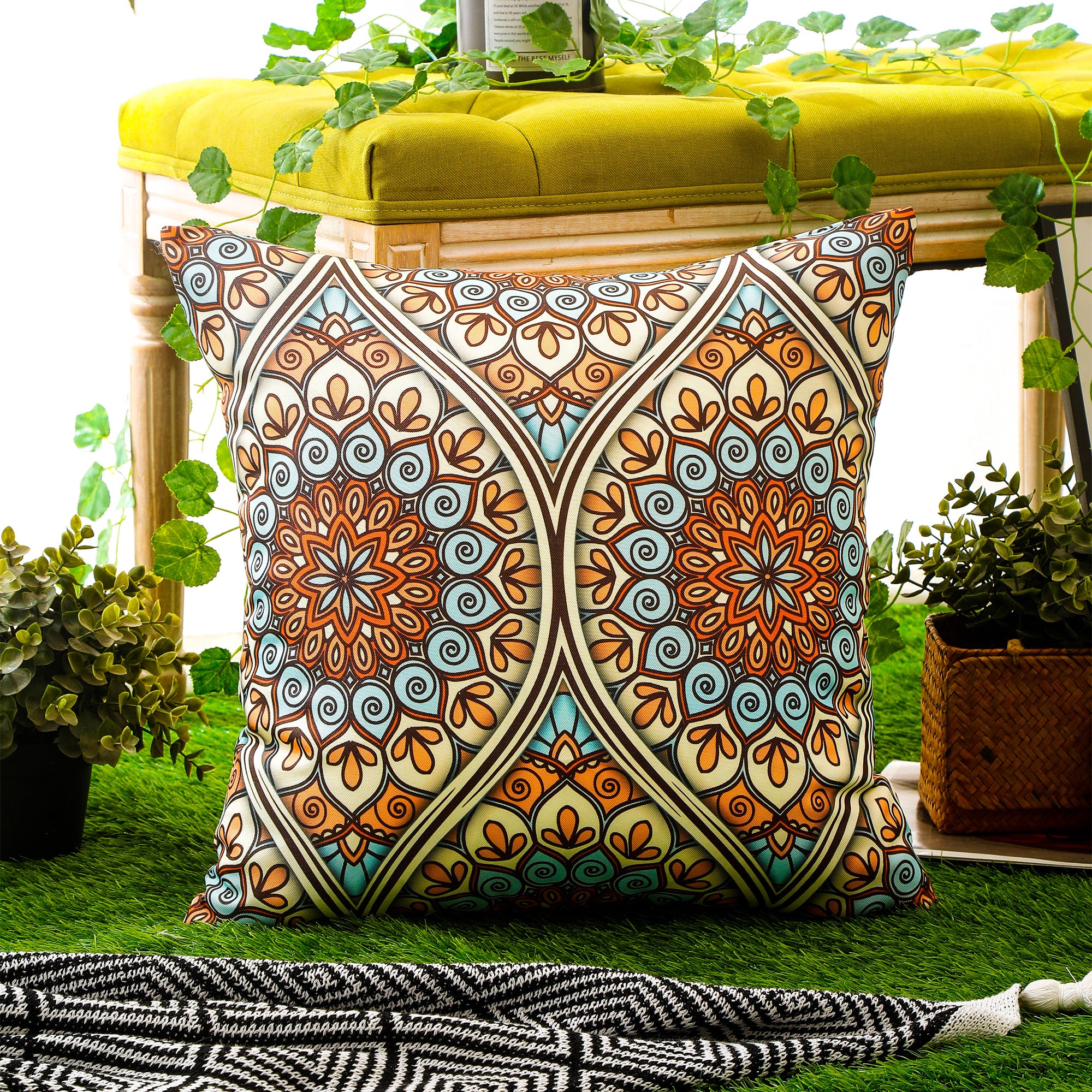 Outdoor waterproof cushion cover featuring colorful mandala design, 45x45 cm.