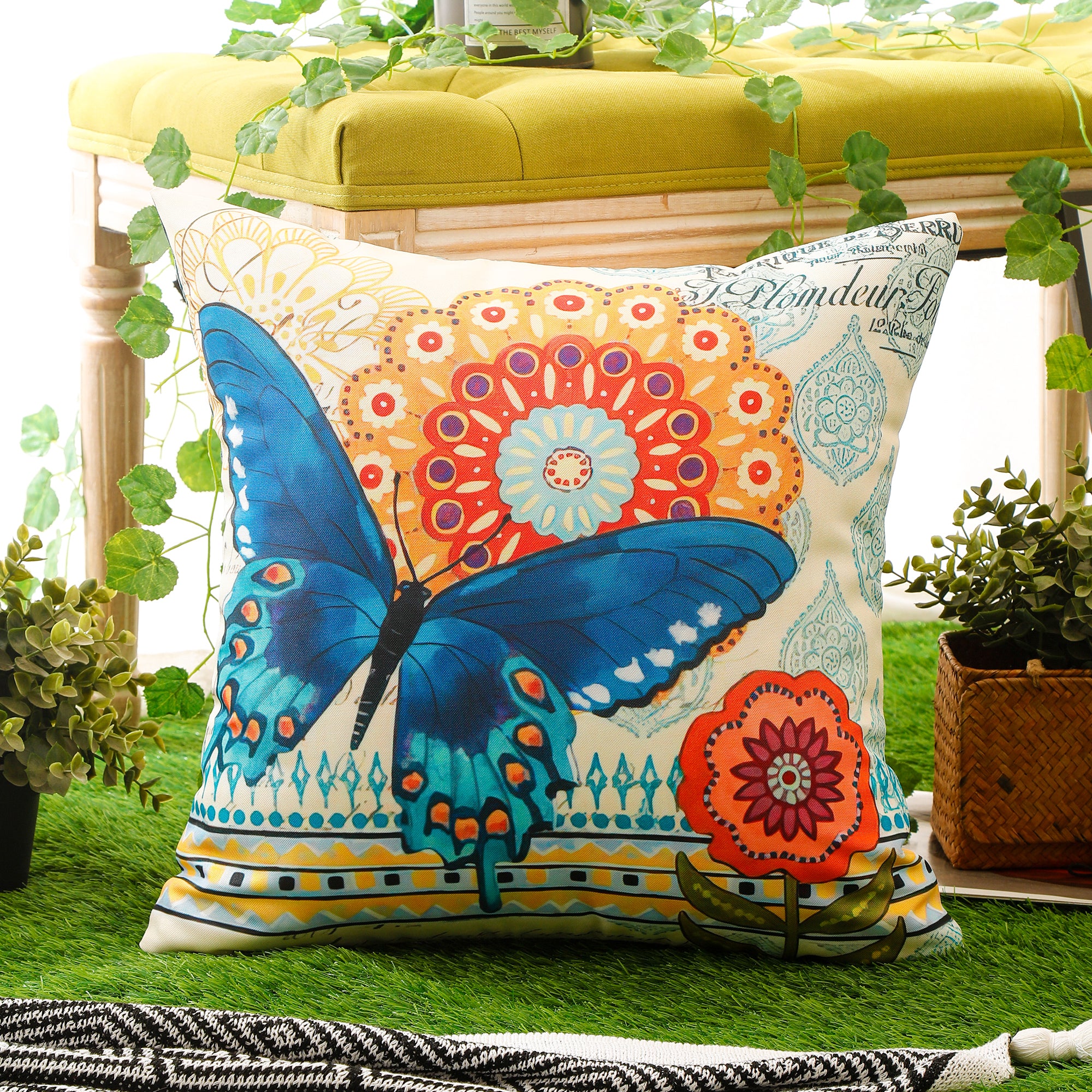 Waterproof and decorative cushion cover, perfect for sofas, patios, and outdoor furniture.