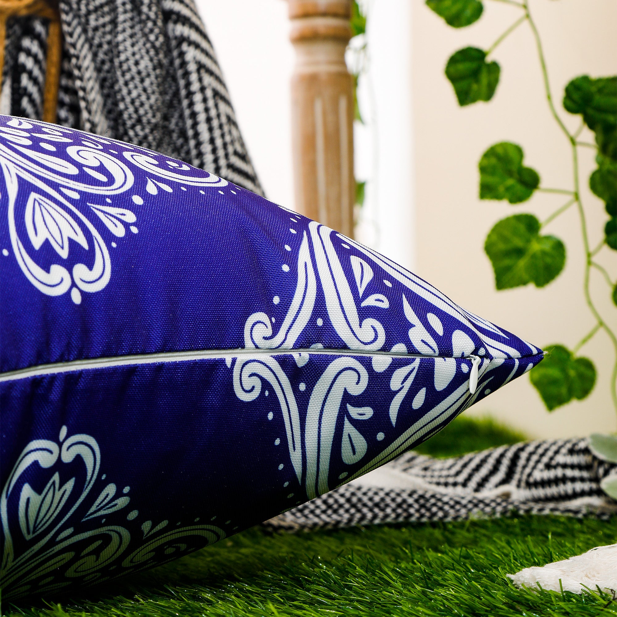 Outdoor waterproof cushion cover featuring colorful mandala design, 45x45 cm.