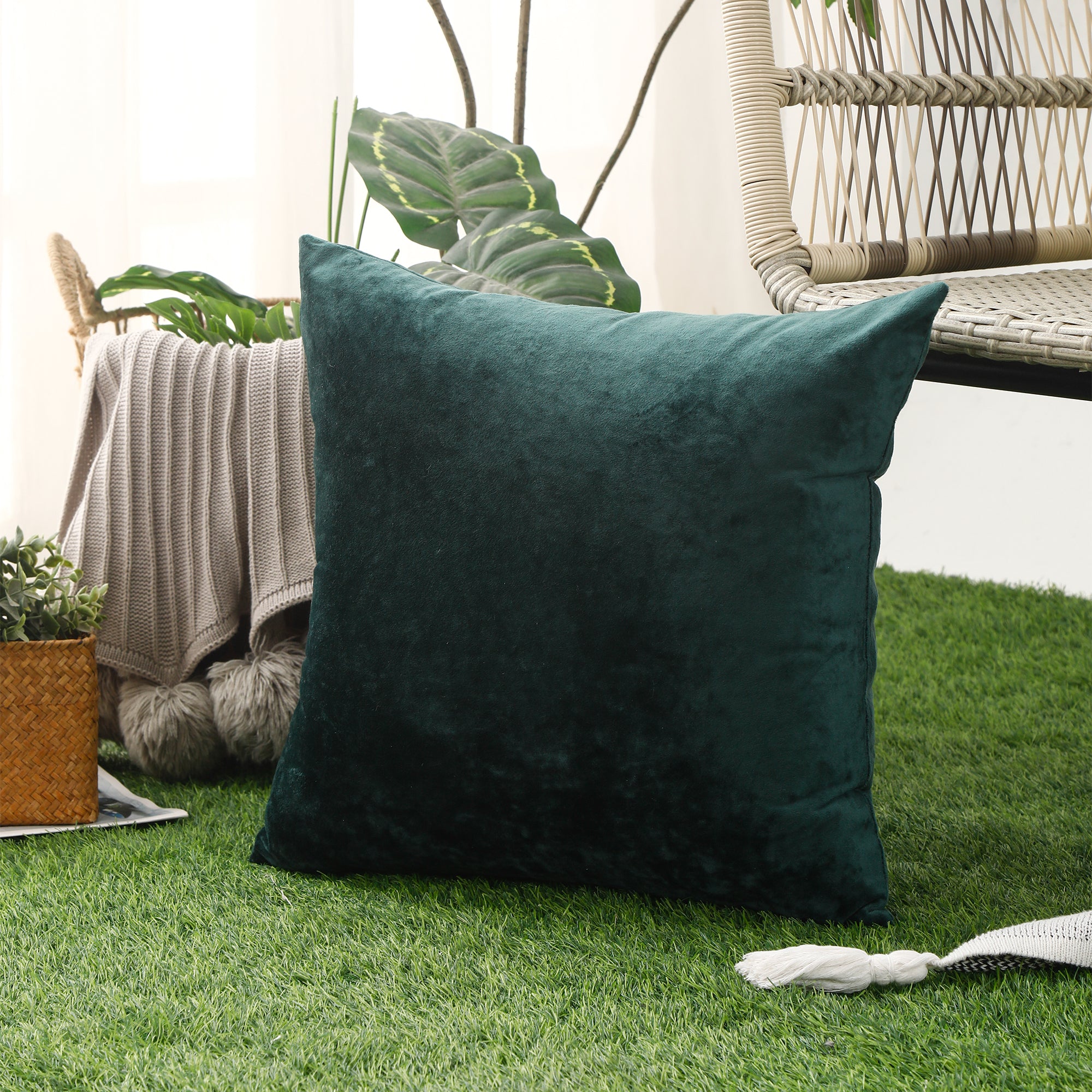 Soft Plush Crushed Velvet Cushion Cover in Dark Green, 45x45 cm.